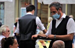 COVID-19: bassissimo il rischio di contagiarsi nei luoghi chiusi, seguendo le raccomandazioni