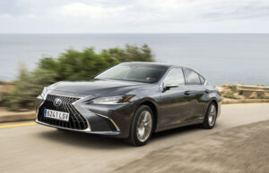 Nuova Lexus ES 300h: la berlina ibrida un po’ coupé