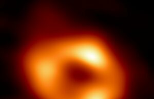 La prima immagine di un buco nero supermassiccio al centro della nostra galassia Buco nero nella Via Lattea