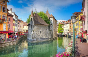 In Francia, Annecy e il suo lago: un itinerario lungo la costa, tra spiagge e castelli medievali