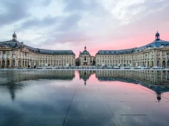 Un viaggio in auto nei dintorni di Bordeaux: dai vigneti ai castelli, fino alle spiagge sull’oceano